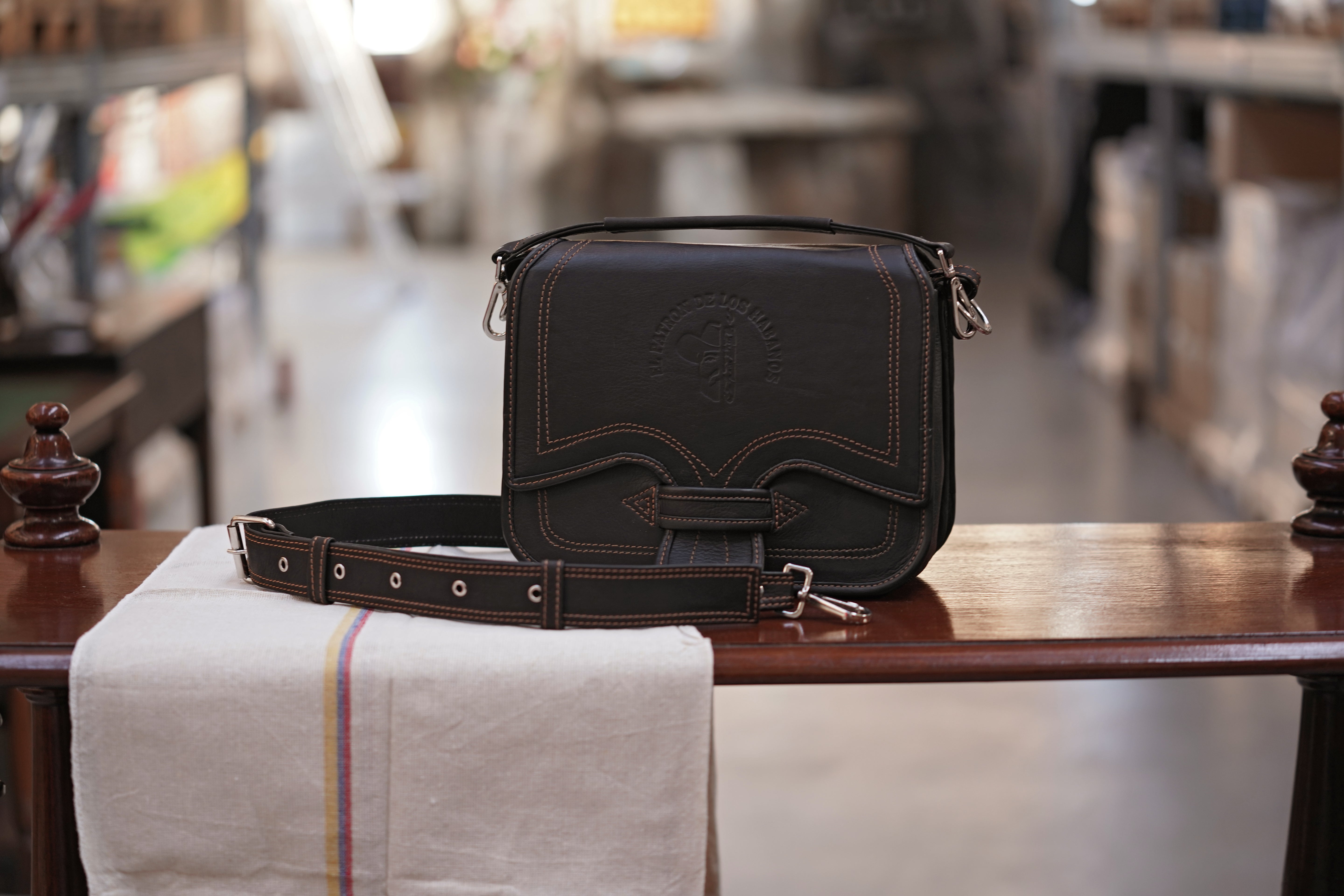Cigarriel travel case in black (camel stitching)