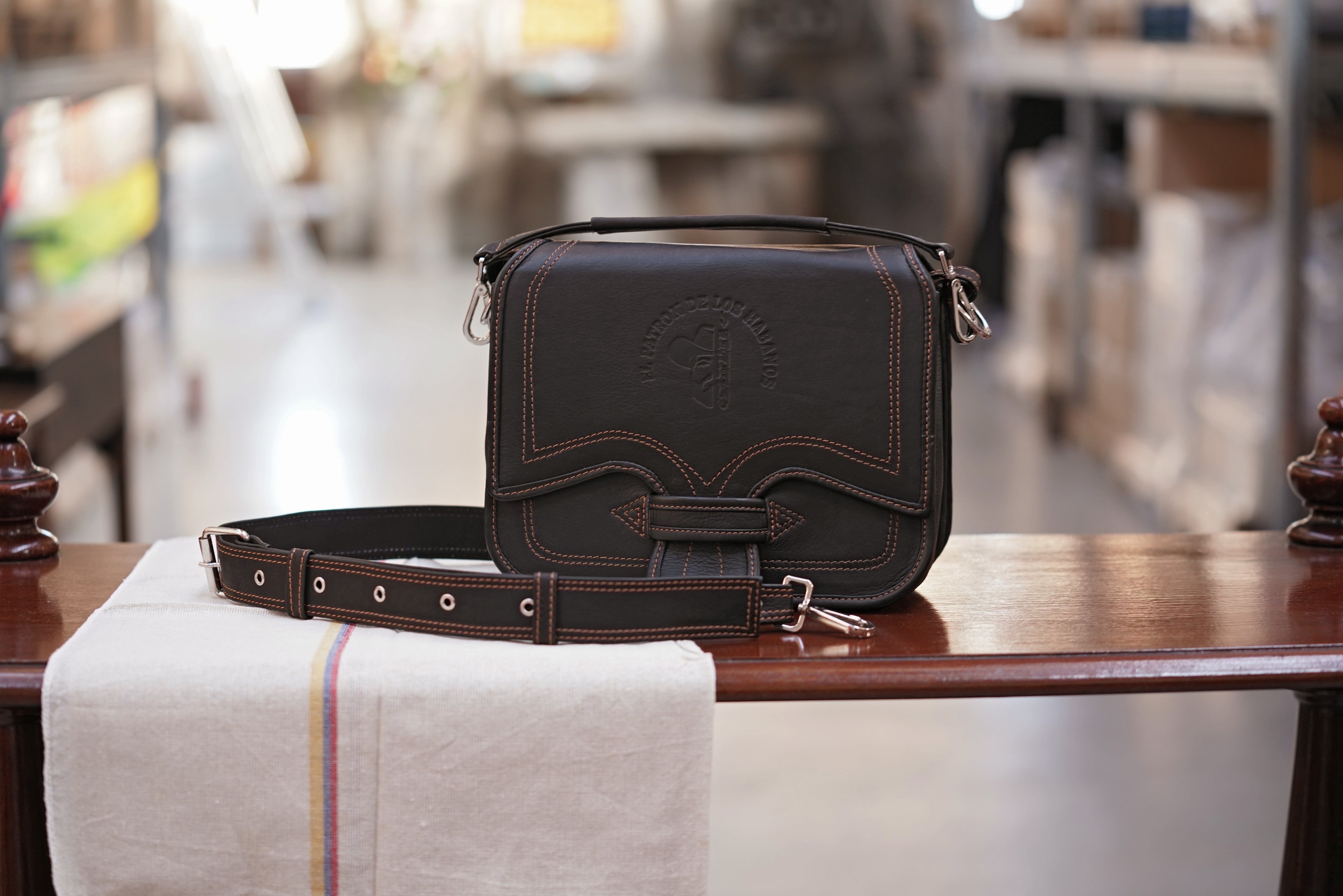 Cigarriel travel case in black (camel stitching)