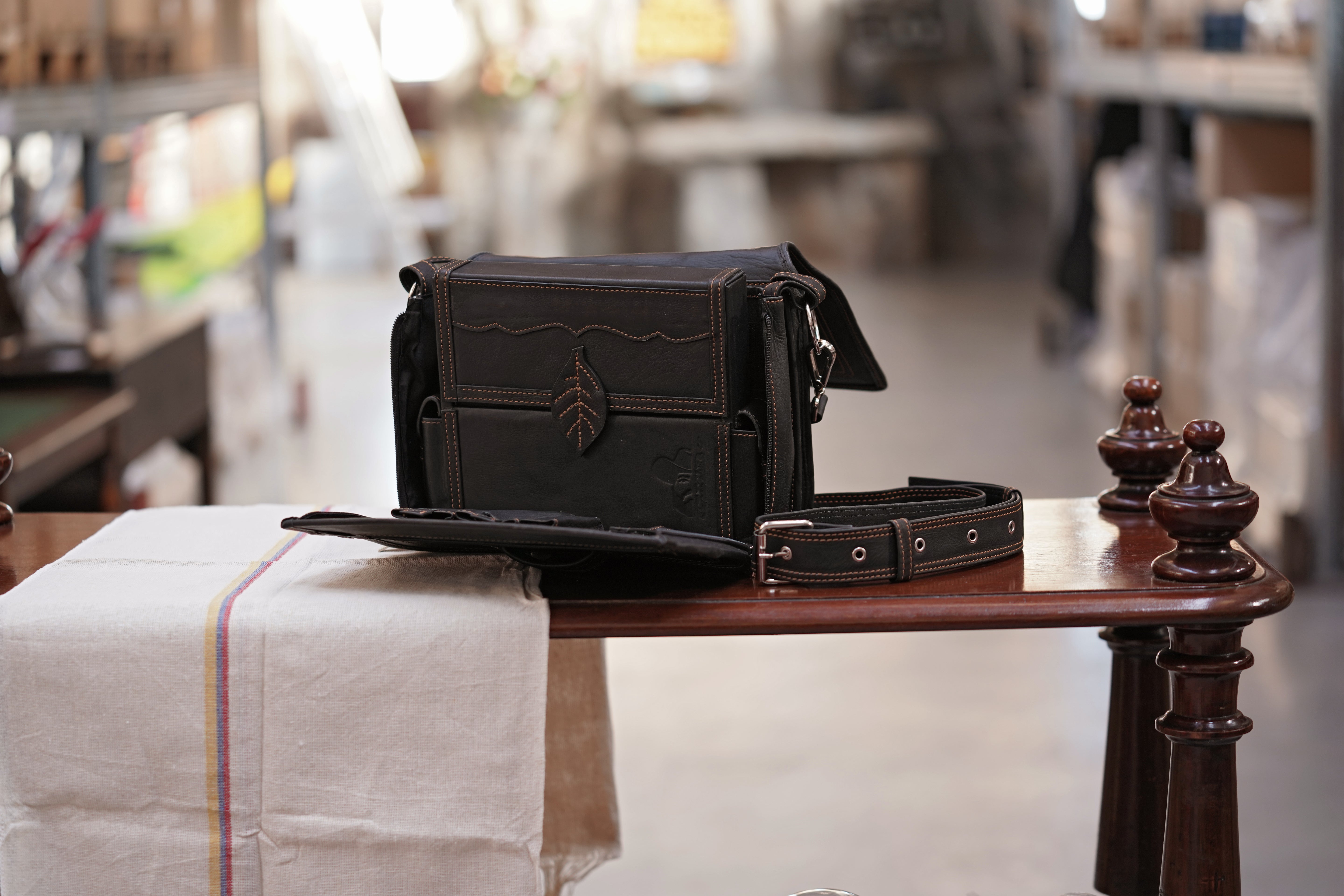 Cigarriel travel case in black (camel stitching)