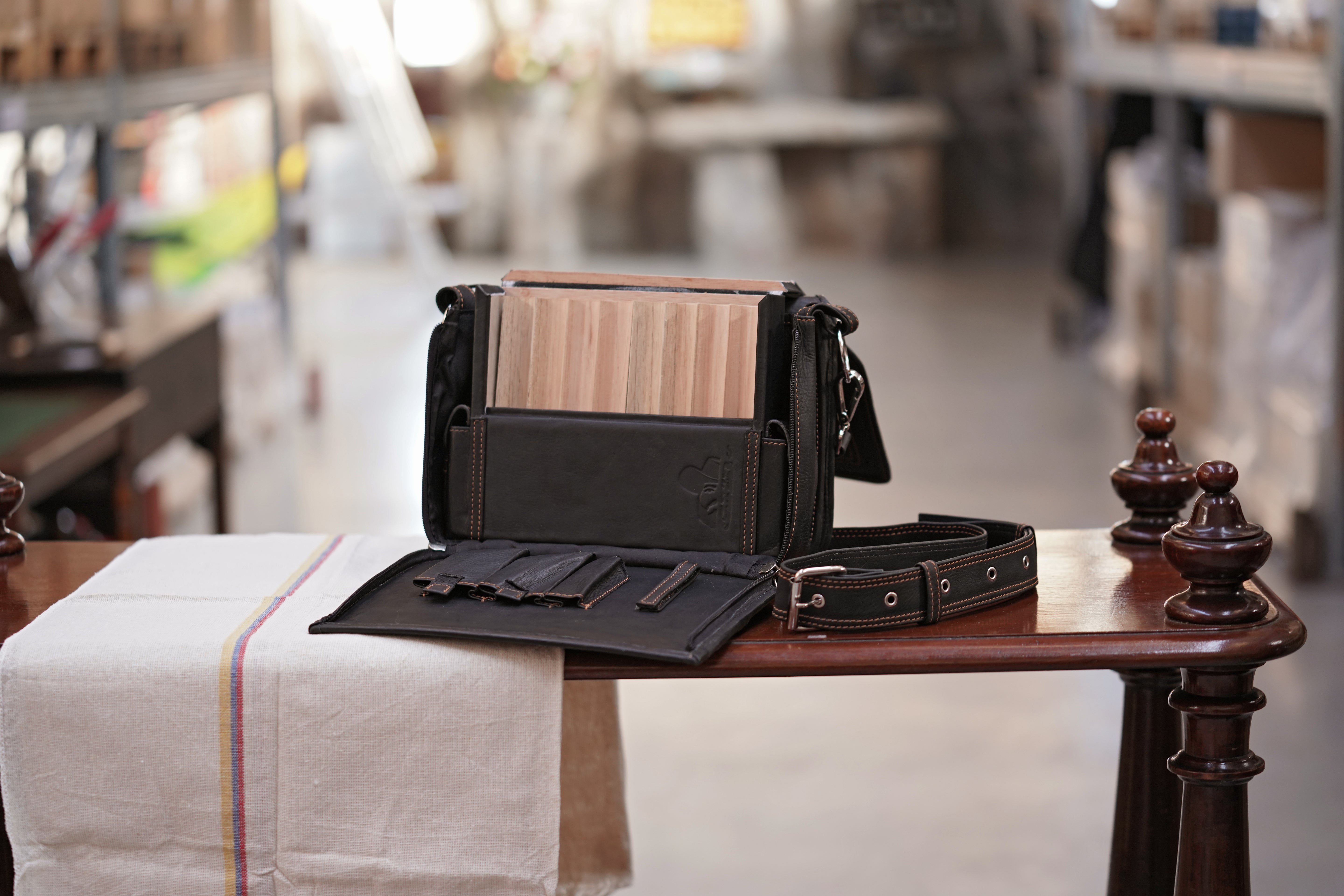 Cigarriel travel case in black (camel stitching)