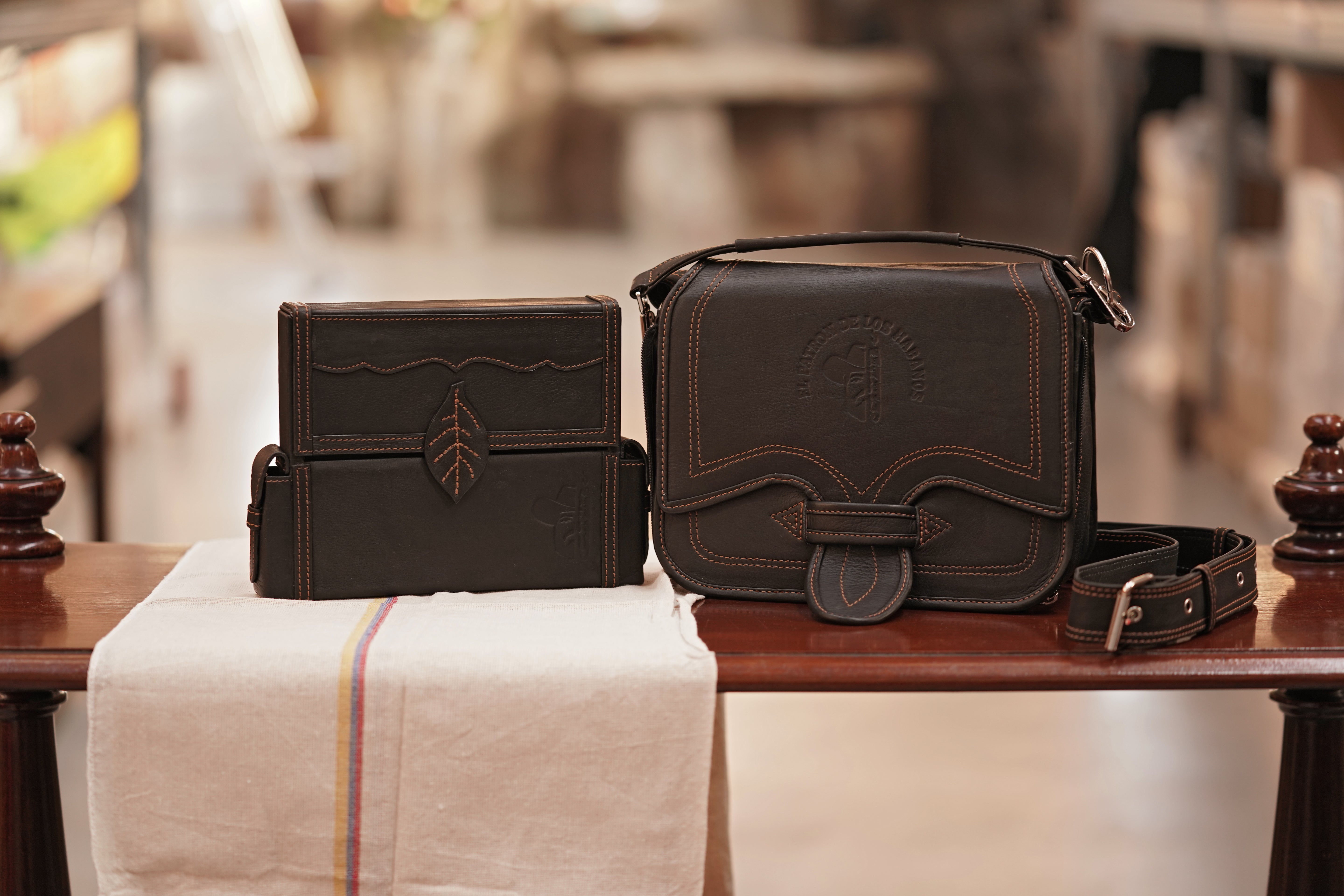 Cigarriel travel case in black (camel stitching)