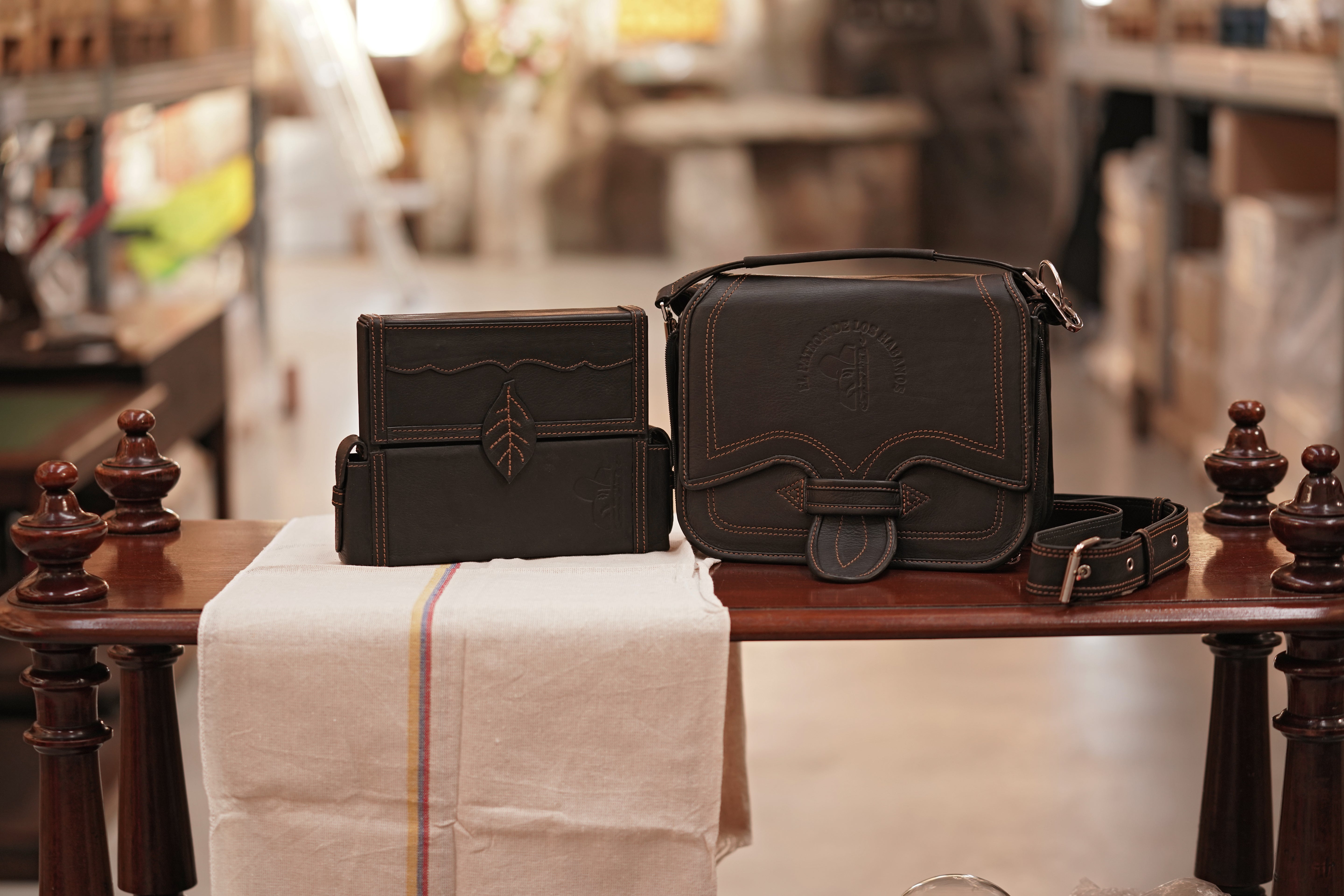 Cigarriel travel case in black (camel stitching)