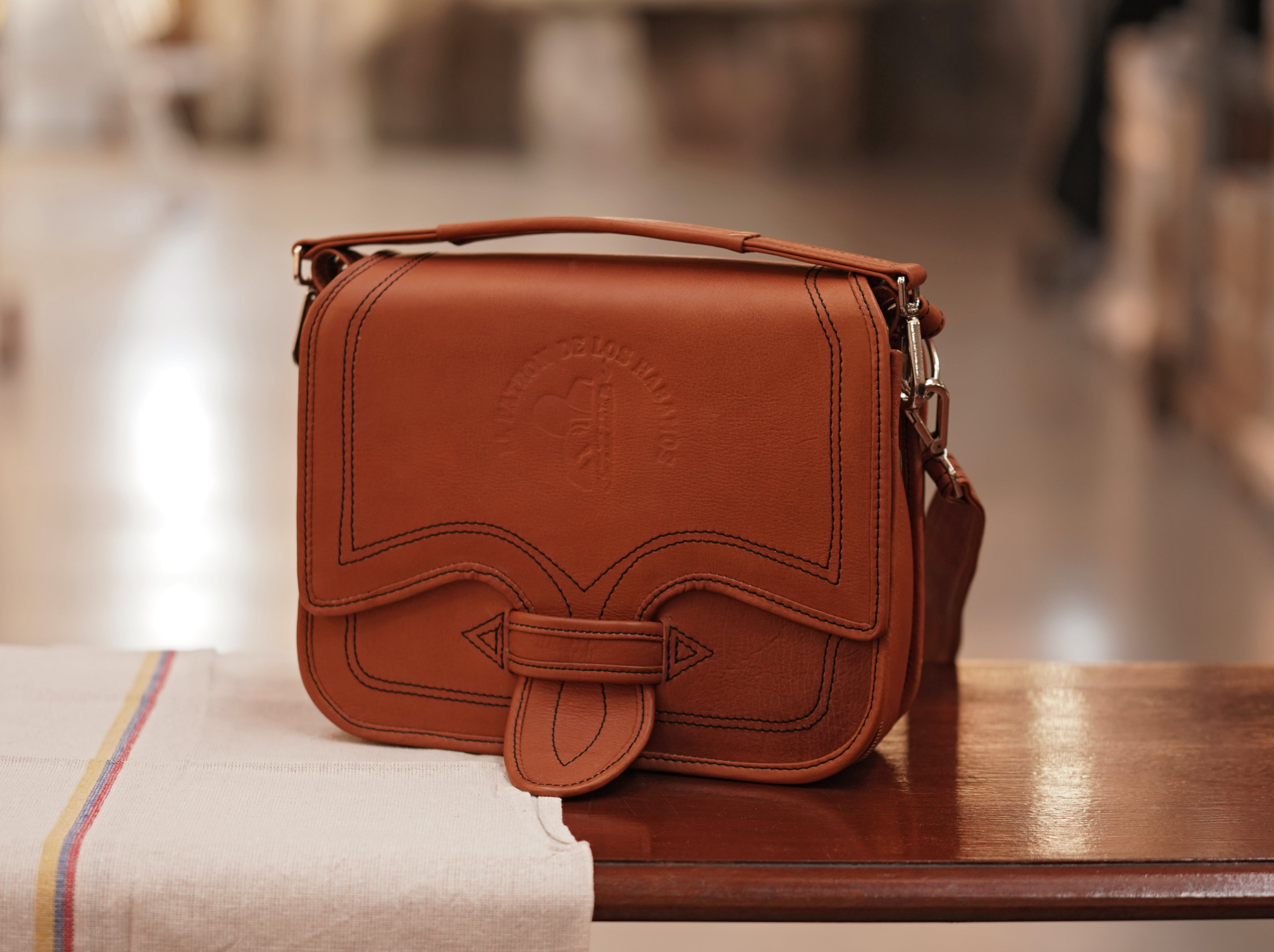 Cigarriel in camel brown with dark stitching
