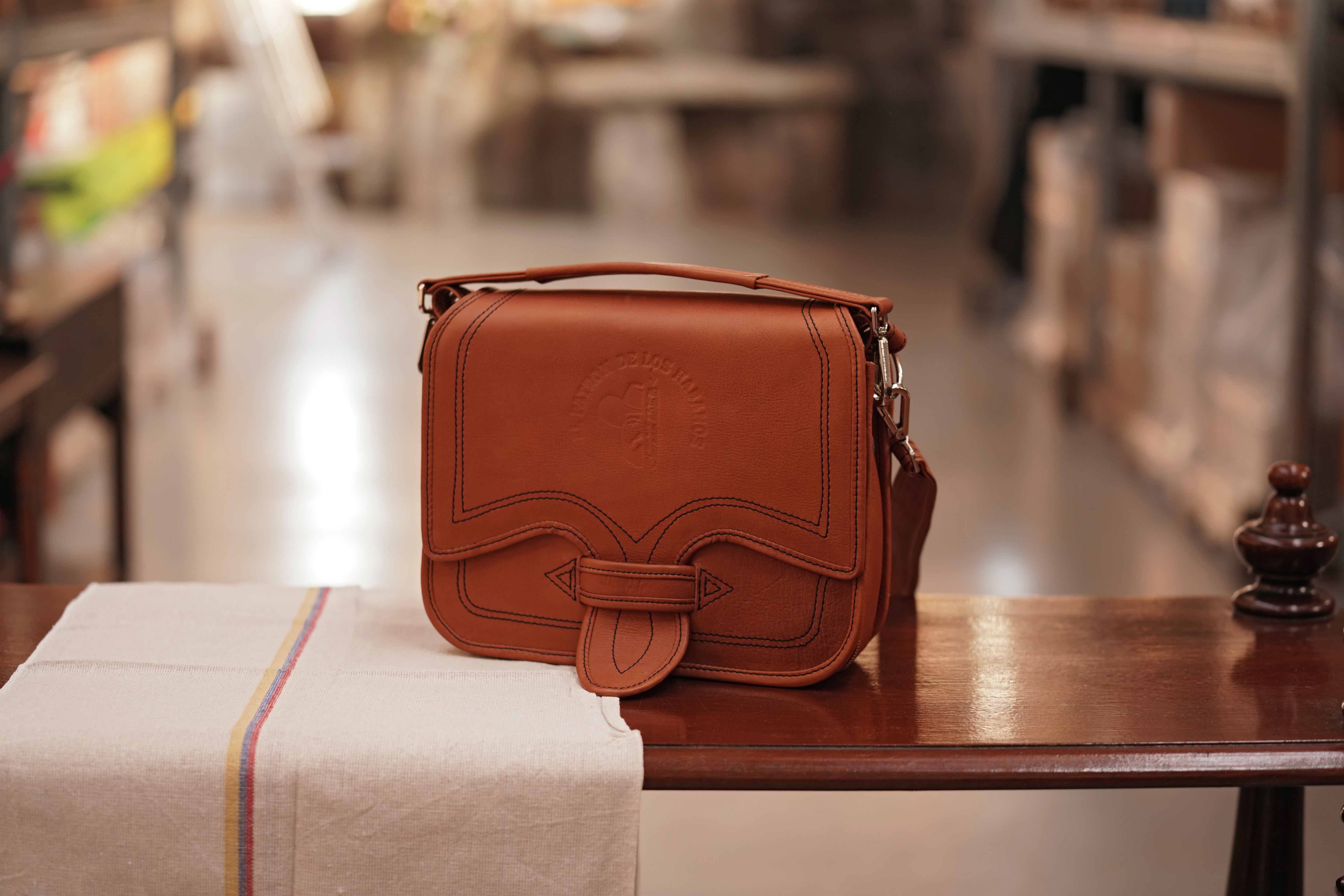 Cigarriel in camel brown with dark stitching