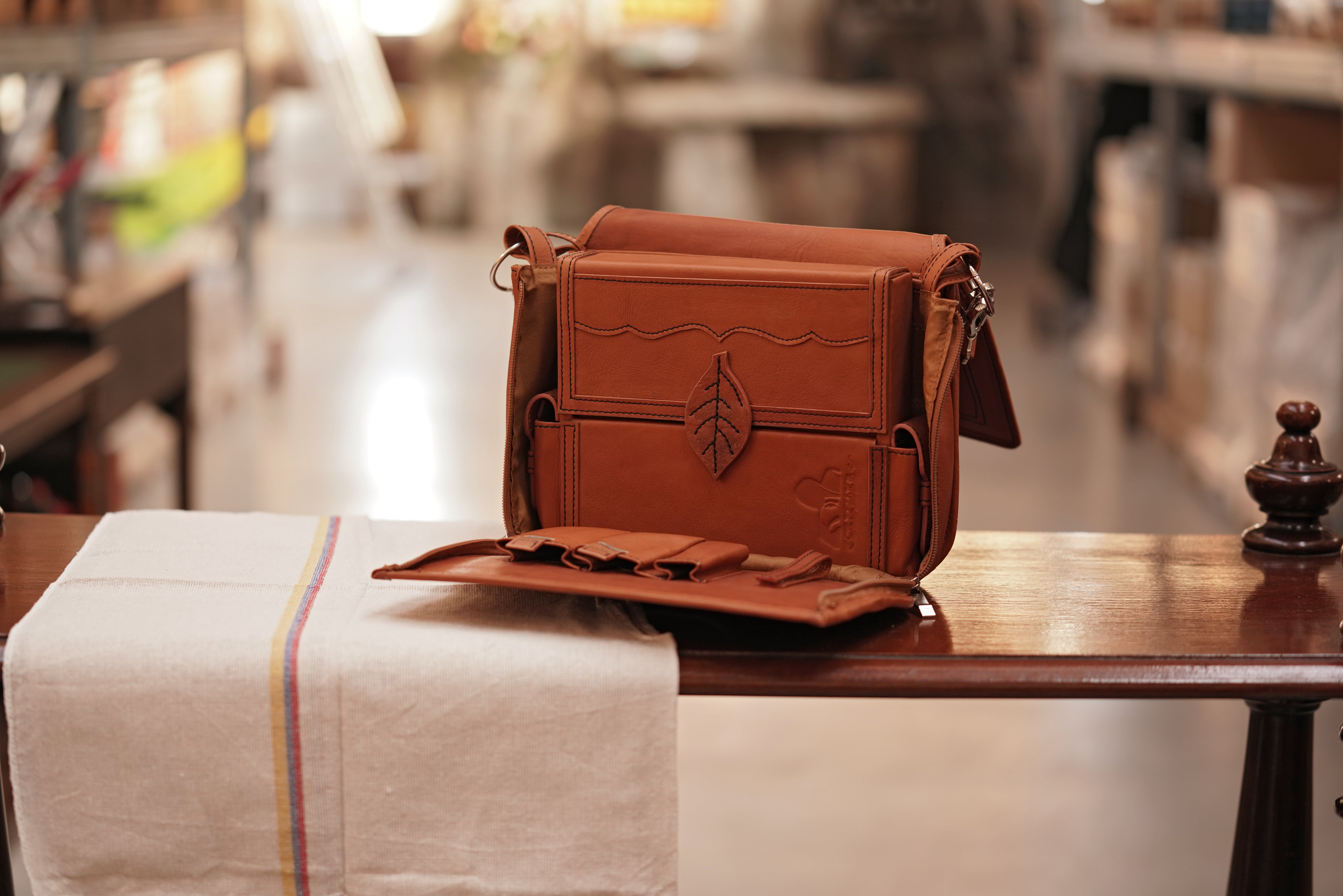 Cigarriel in camel brown with dark stitching