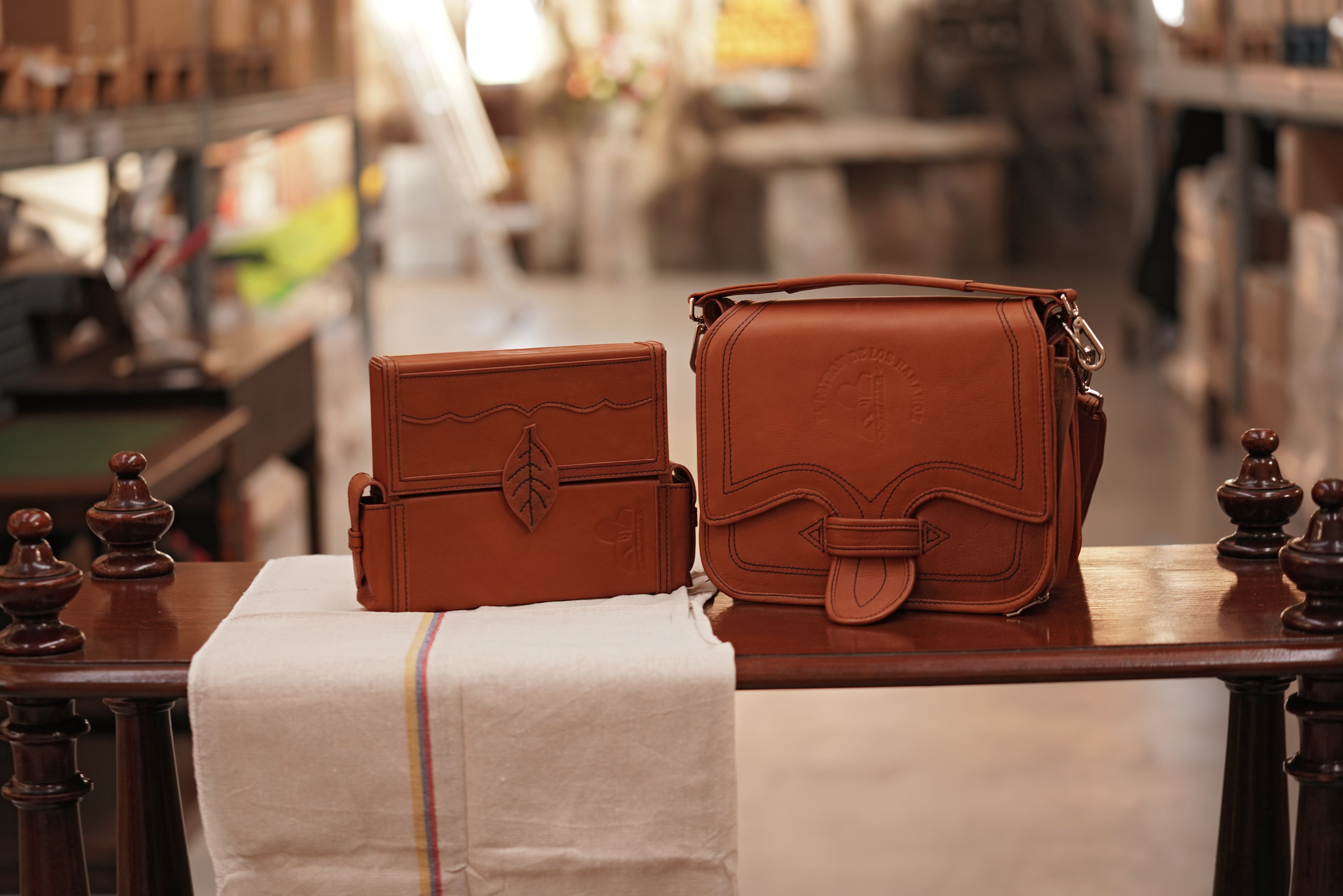 Cigarriel in camel brown with dark stitching