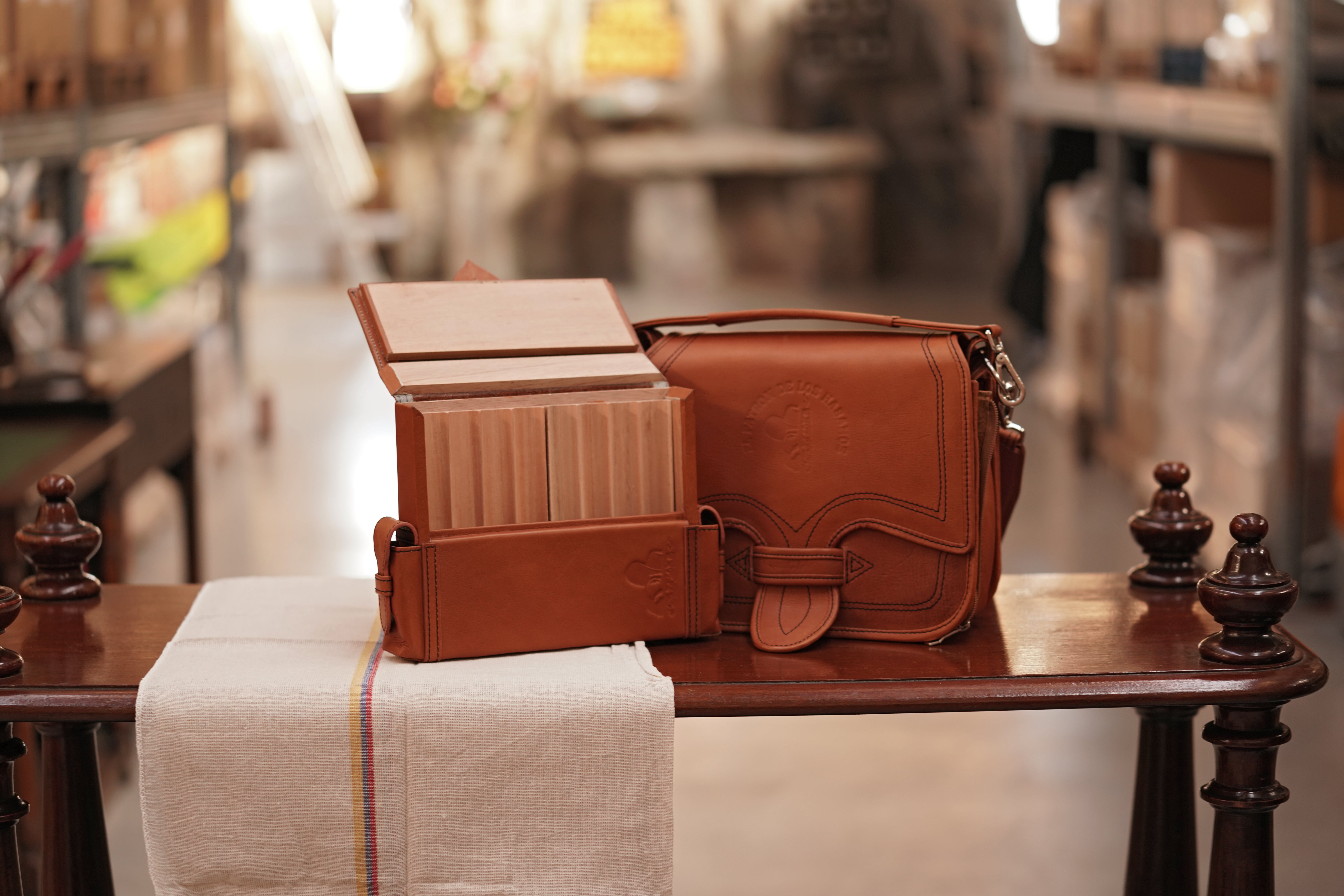 Cigarriel in camel brown with dark stitching