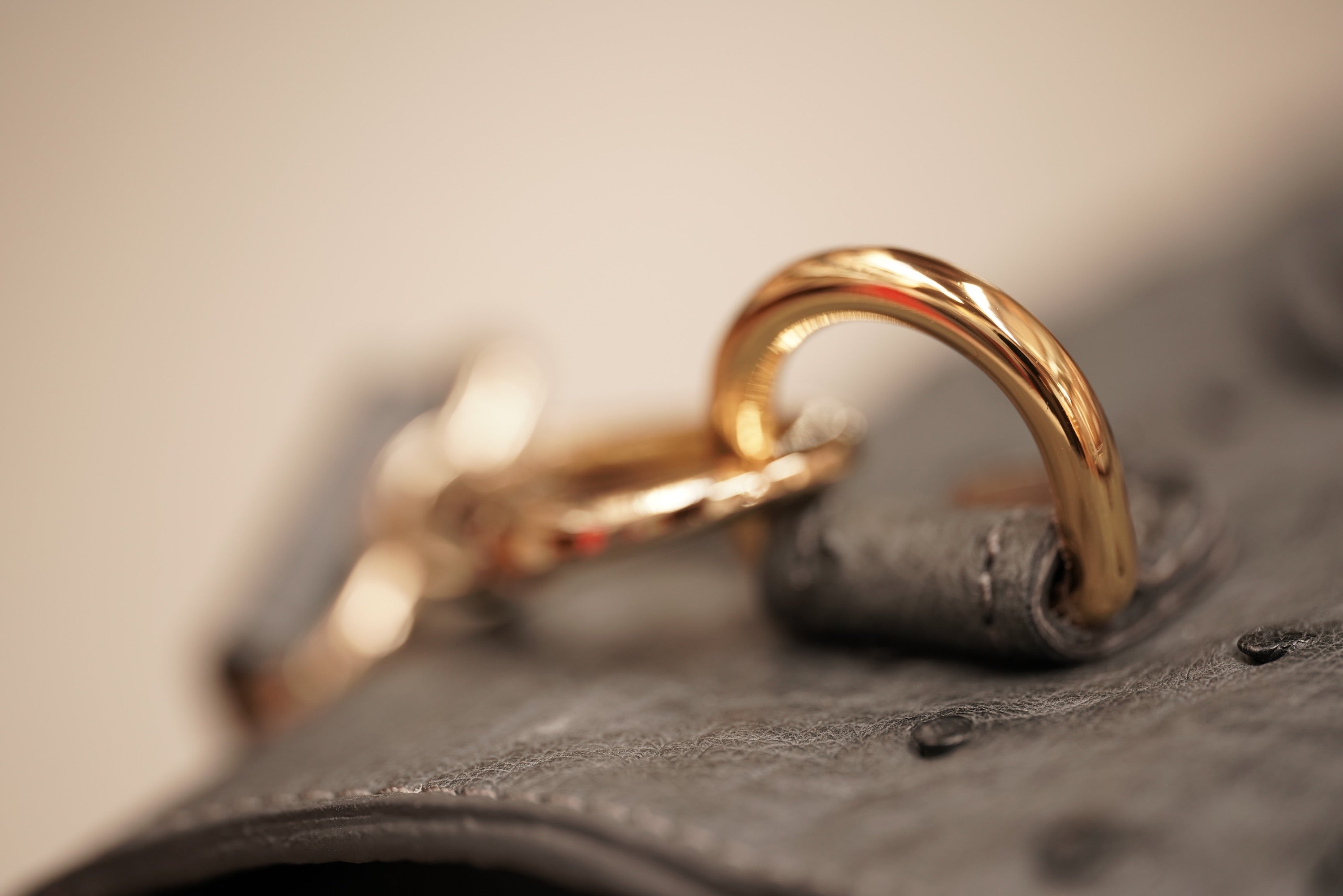 Warm greystone A4+ business bag in ostrich leather